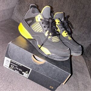 BACK TO SCHOOL SESSON. Preschool 12c thunder Jordan’s. Authentic.Read deccriptio